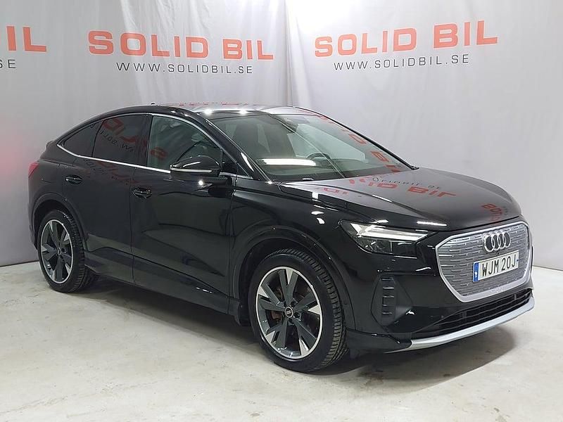 Svart Begagnad 2023 Audi Q4 Sportback e-tron Sport SUV | 349 400 kr (Dyr) - Bild 1/4