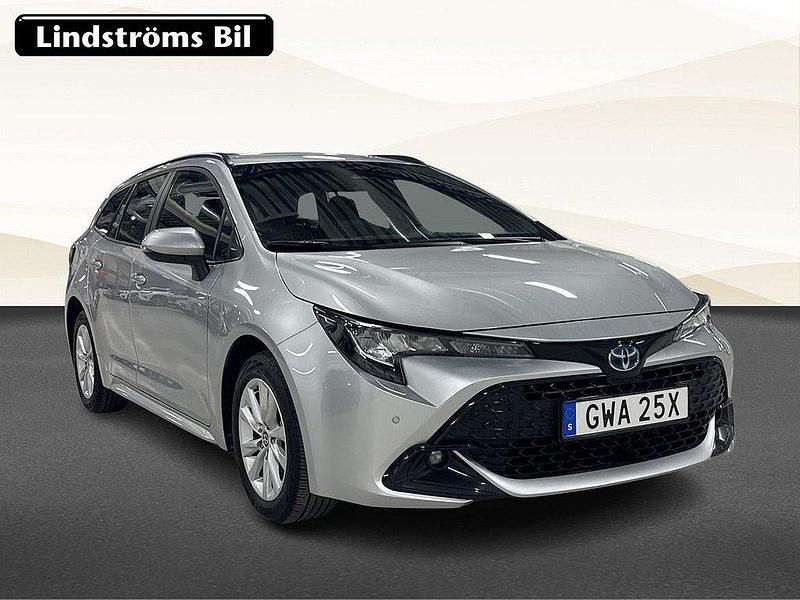 Silver Begagnad 2023 Toyota Corolla Active Kombi | 274 900 kr (Marknadspris) - Bild 1/2