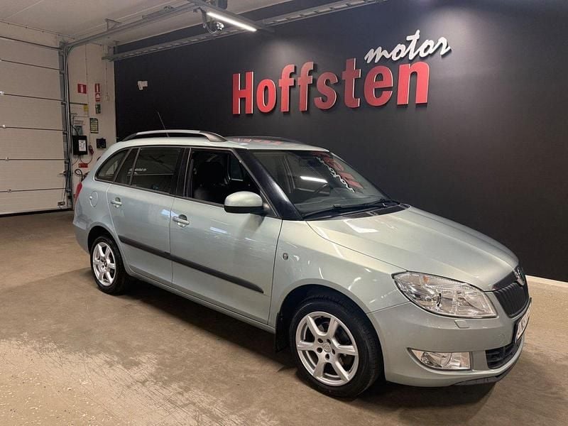 Ljusgrön Begagnad 2011 Skoda Fabia Elegance Kombi | 59 900 kr (Marknadspris) - Bild 1/4