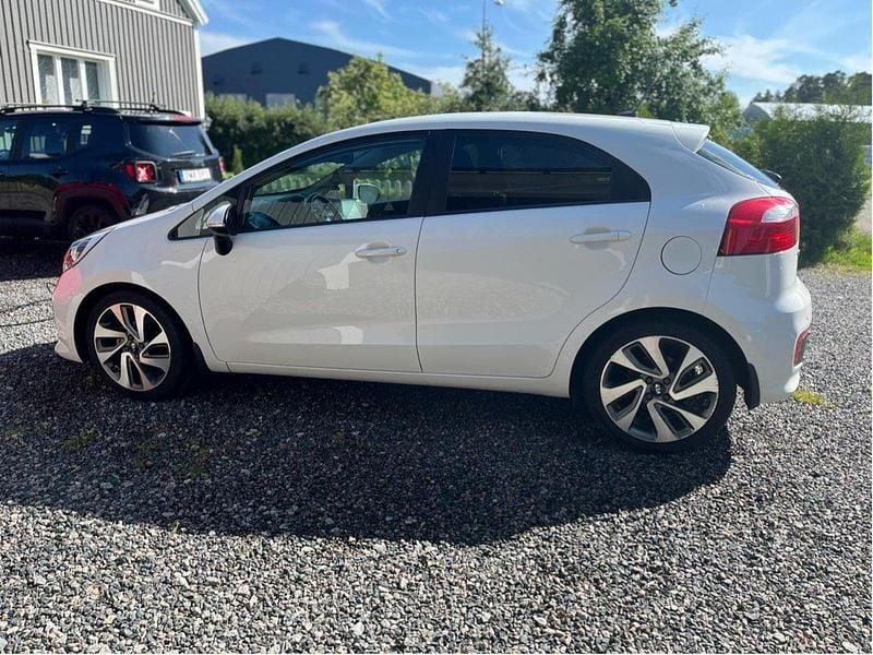 Vit Begagnad 2016 Kia Rio Halvkombi | 78 000 kr (Bra pris) - Bild 1/4