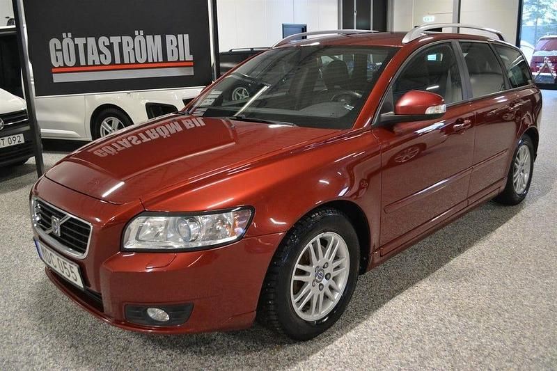 Röd Begagnad 2011 Volvo V50 Momentum Kombi | 25 000 kr (Superpris) - Bild 1/4
