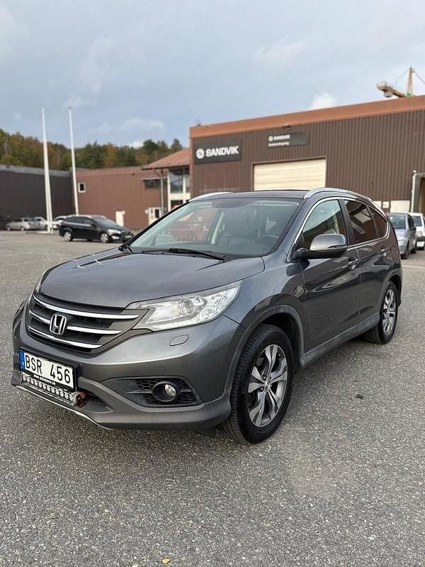 Ljusgrå (grå) Begagnad 2013 Honda CR-V Executive SUV | 109 900 kr (Marknadspris) - Bild 1/4