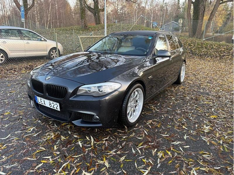 Grå Begagnad 2011 BMW 530 Kombi | 135 000 kr (Marknadspris) - Bild 1/4