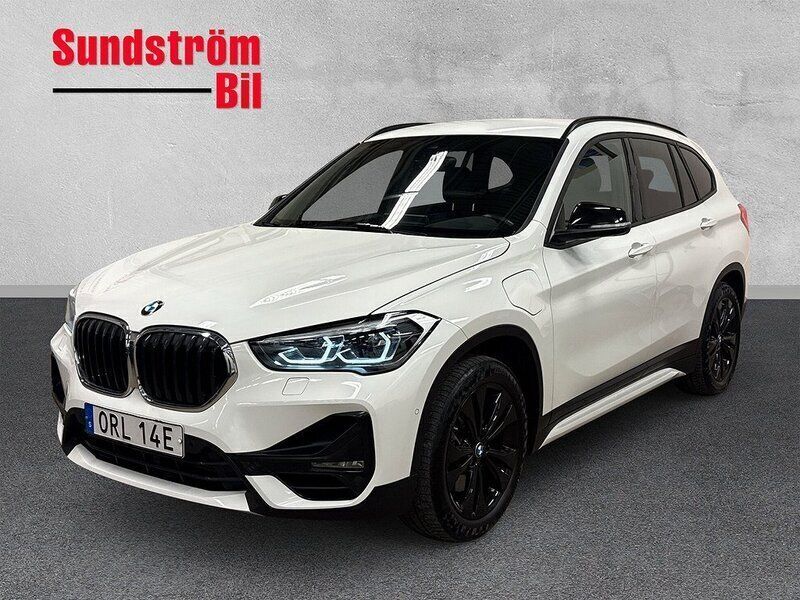 Vit Begagnad 2020 BMW X1 Sport Line SUV | 269 900 kr (Marknadspris) - Bild 1/3