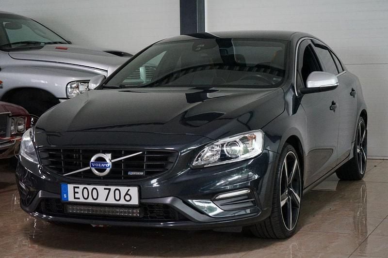 Grå Begagnad 2015 Volvo S60 R-Design Sedan | 149 499 kr (Marknadspris) - Bild 1/4