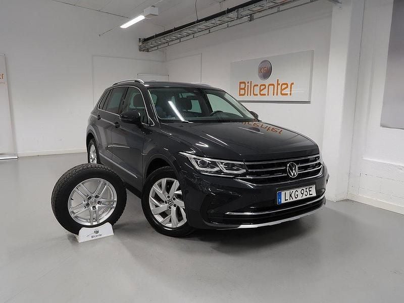 Grå Begagnad 2021 VW Tiguan Elegance SUV | 299 900 kr (Marknadspris) - Bild 1/3