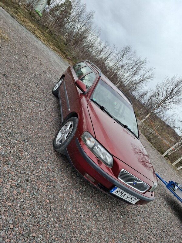 Röd Begagnad 2000 Volvo V70 Kombi | 12 500 kr (Marknadspris) - Bild 1/4