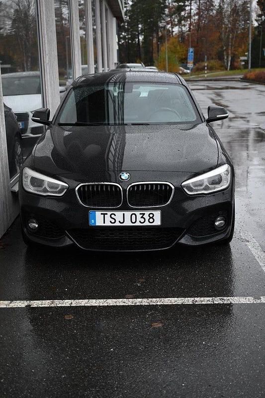 Svart Begagnad 2017 BMW 118 M Sport Halvkombi | 140 000 kr (Bra pris) - Bild 1/4