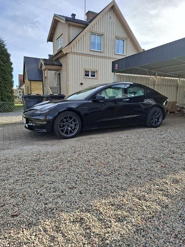Svart Begagnad 2021 Tesla Model 3 Sedan | 350 000 kr - Bild 1/3