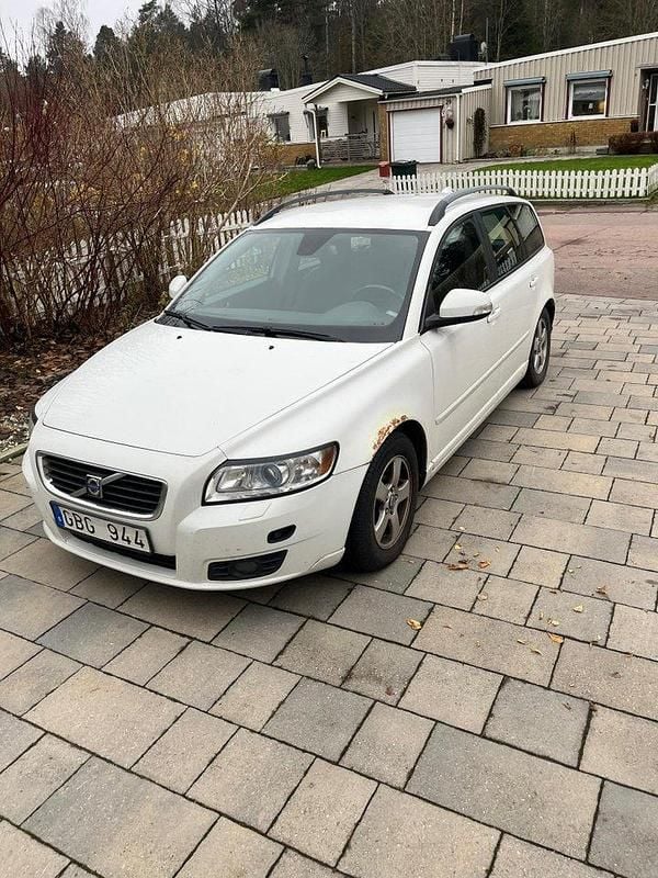 Vit Begagnad 2010 Volvo V50 Momentum Kombi | 23 500 kr (Bra pris) - Bild 1/4