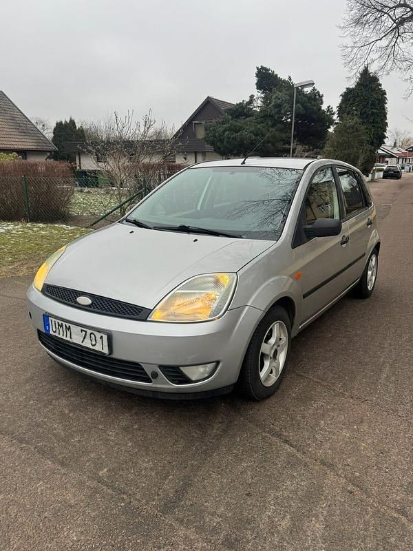 Begagnad 2004 Ford Fiesta Halvkombi | 13 900 kr (Marknadspris) - Bild 1/4