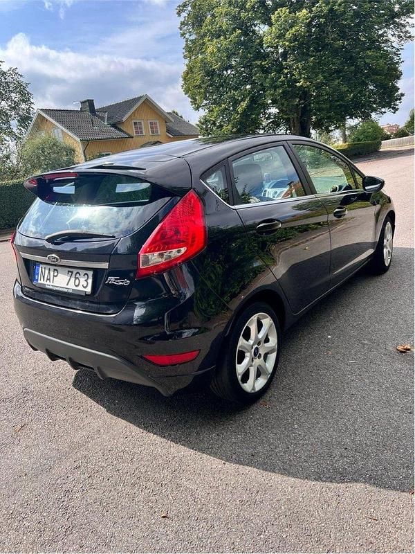 Svart Begagnad 2012 Ford Fiesta Titanium Halvkombi | 40 000 kr (Marknadspris) - Bild 1/4