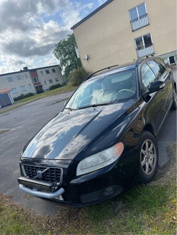 Svart Begagnad 2008 Volvo V70 Kombi | 45 000 kr (Lite dyr) - Bild 1/4