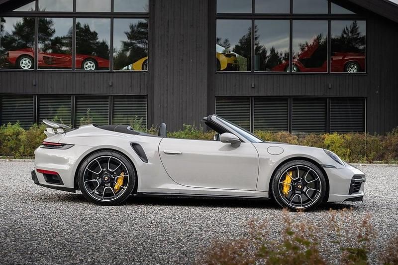 Begagnad Porsche 911 Turbo S Cabriolet 650 HK (478 kW) 2023 Ljusgrå Cab