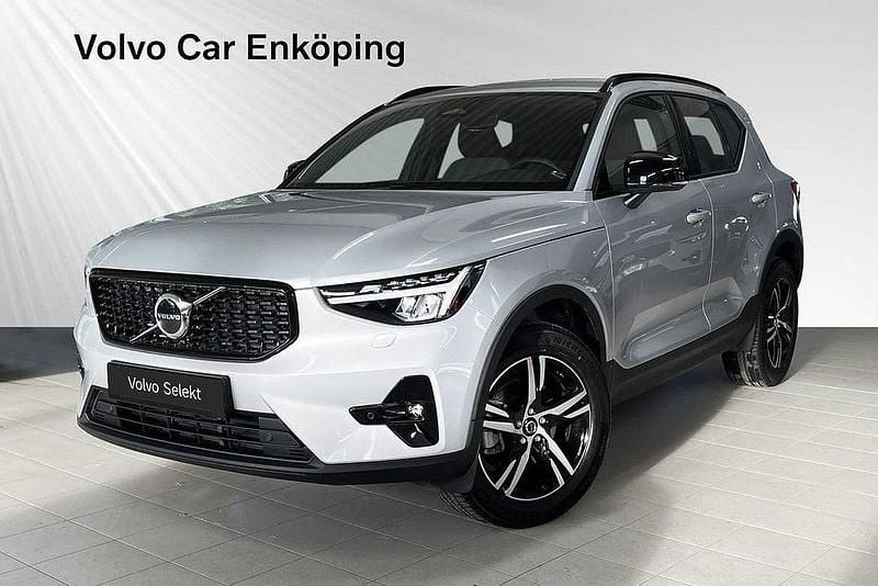 Silver Begagnad 2024 Volvo XC40 Plus SUV | 399 900 kr (Marknadspris) - Bild 1/3