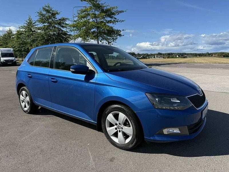 Blå Begagnad 2017 Skoda Fabia Style Halvkombi | 89 000 kr (Marknadspris) - Bild 1/4