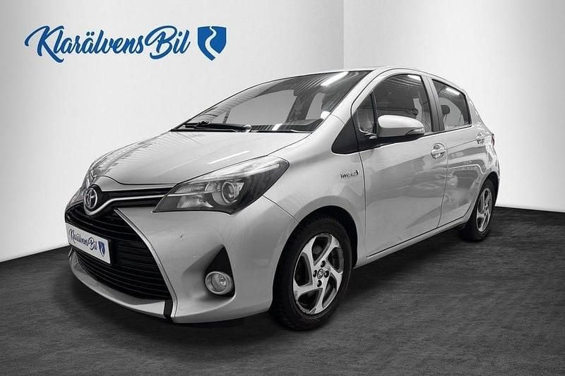 Silver Begagnad 2015 Toyota Yaris Hybrid Active Halvkombi | 99 900 kr (Marknadspris) - Bild 1/4