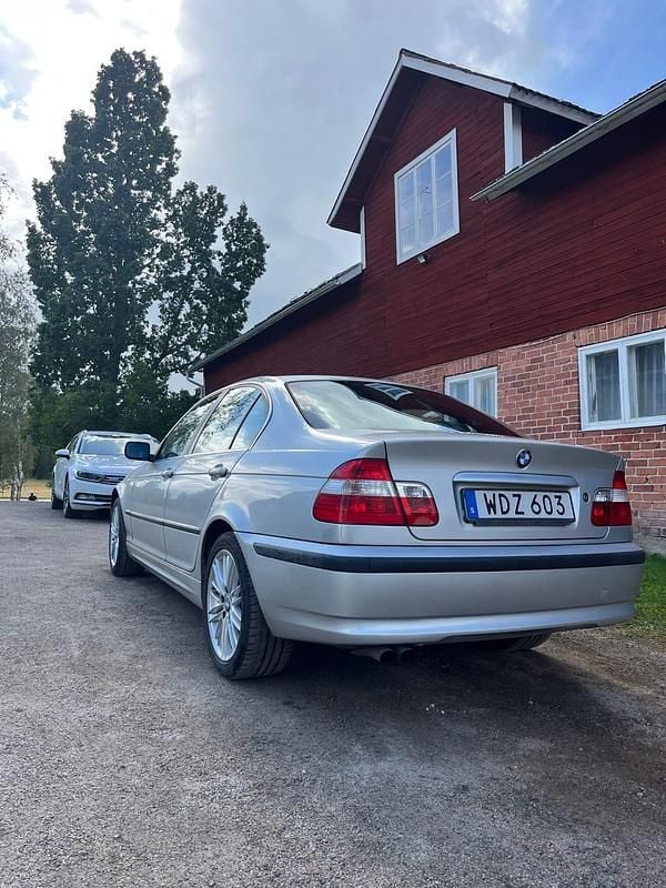Begagnad 2005 BMW 320 Sedan | 35 000 kr (Superpris) - Bild 1/4