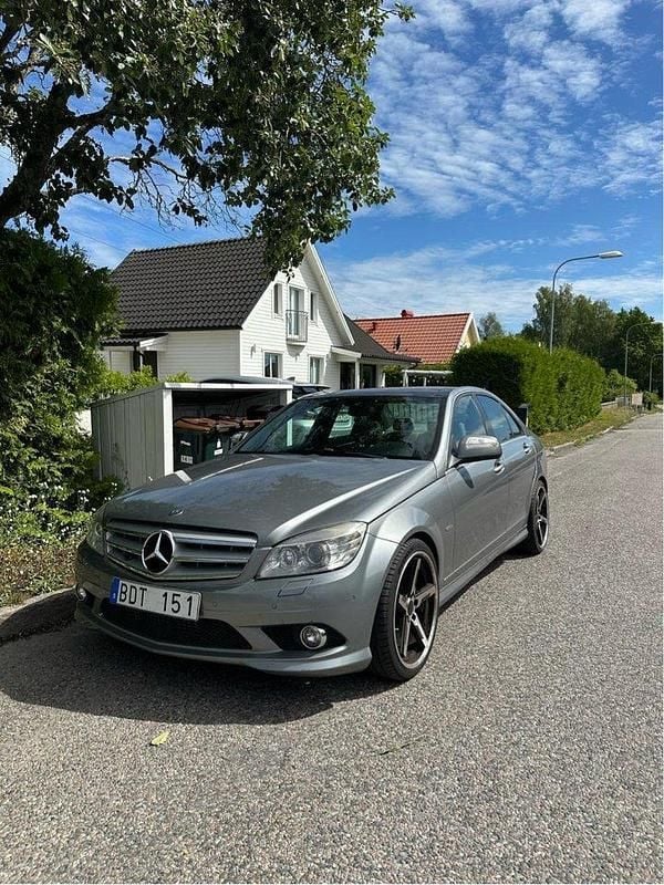 Grå Begagnad 2008 Mercedes C320 AMG Sedan | 99 900 kr (Marknadspris) - Bild 1/4