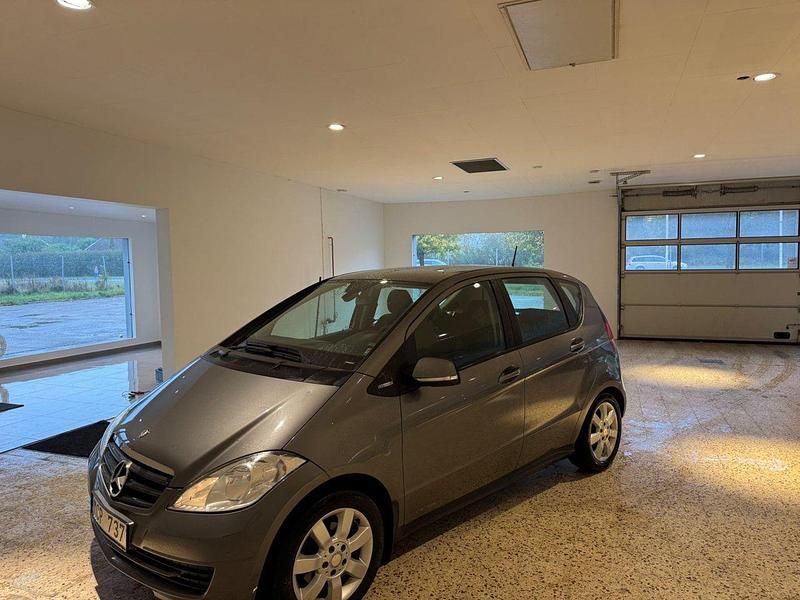 Mörkgrå Begagnad 2011 Mercedes A160 Classic Halvkombi | 46 900 kr (Marknadspris) - Bild 1/4