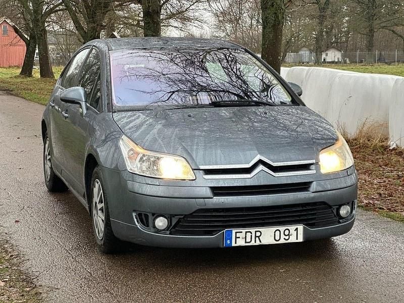 Mörkgrå Begagnad 2007 Citroën C4 Halvkombi | 44 900 kr (Marknadspris) - Bild 1/4
