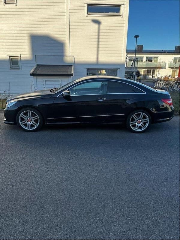 Svart Begagnad 2013 Mercedes E200 AMG Sportkupé | 170 000 kr (Marknadspris) - Bild 1/4
