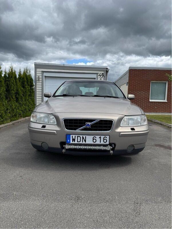 Brun Begagnad 2005 Volvo S60 Sedan | 28 900 kr (Marknadspris) - Bild 1/4