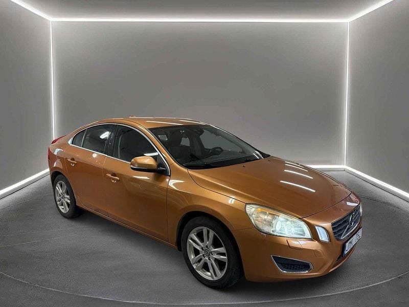 Brun Begagnad 2010 Volvo S60 Summum Sedan | 94 900 kr (Marknadspris) - Bild 1/4