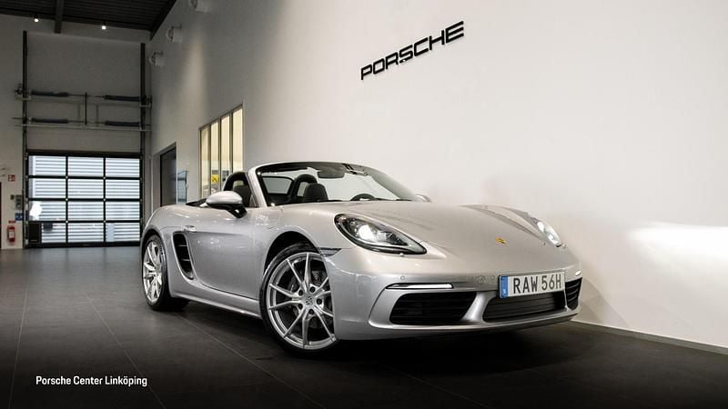 Flerfärgad (silver) Begagnad 2023 Porsche 718 Boxster Cab | 849 000 kr (Bra pris) - Bild 1/4
