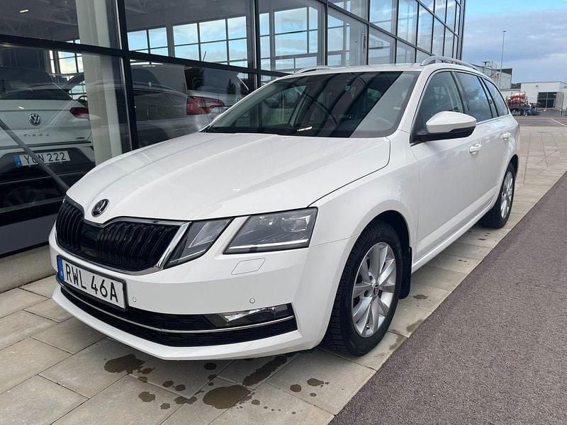 Vit Begagnad 2020 Skoda Octavia Style Kombi | 239 900 kr (Marknadspris) - Bild 1/4
