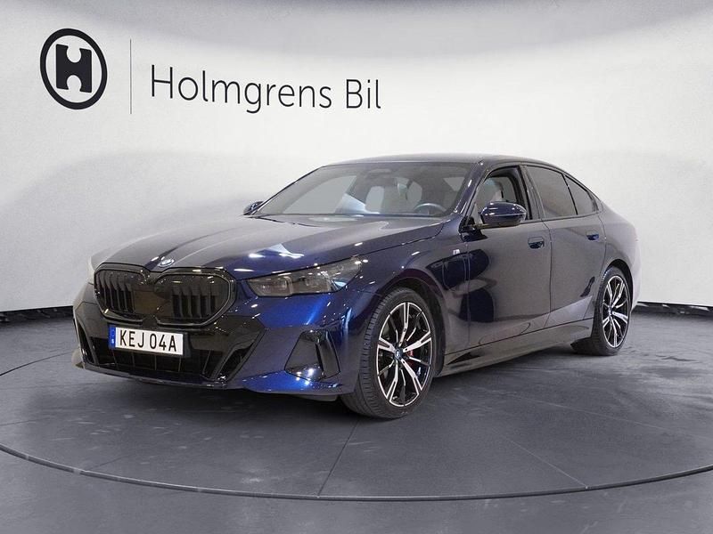Blå Begagnad 2023 BMW 550e M Sport Sedan | 889 900 kr (Lite dyr) - Bild 1/4