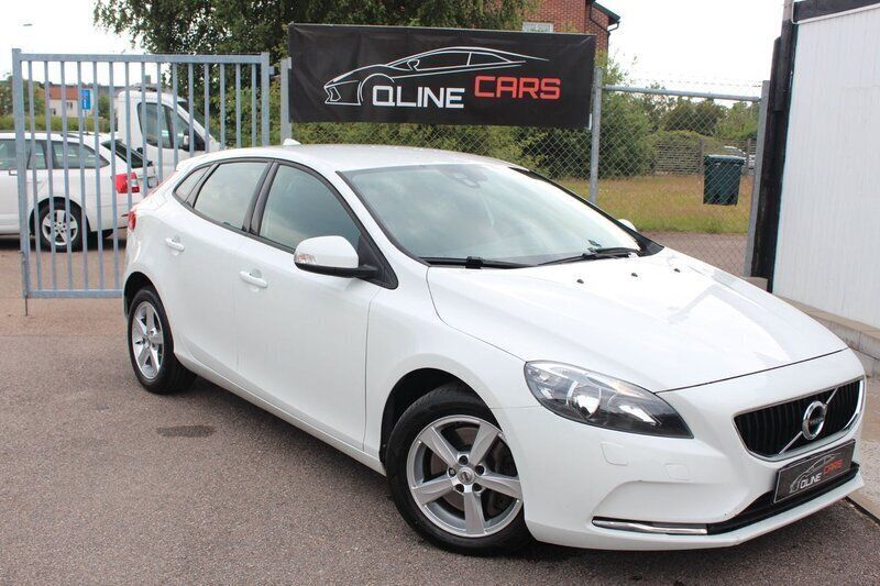 Vit Begagnad 2017 Volvo V40 Kinetic Kombi | 154 900 kr (Marknadspris) - Bild 1/2