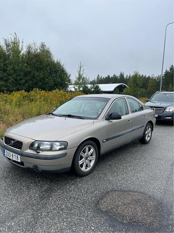 Brun Begagnad 2001 Volvo S60 Sedan | 15 000 kr (Marknadspris) - Bild 1/3