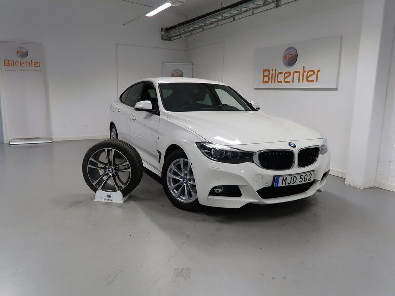 Vit Begagnad 2018 BMW 330 M Sport Halvkombi | 259 900 kr (Marknadspris) - Bild 1/3
