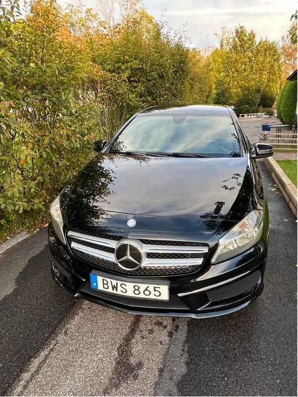 Svart Begagnad 2014 Mercedes A180 AMG line Halvkombi | 127 000 kr (Marknadspris) - Bild 1/4