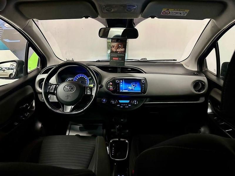 Begagnad Toyota Yaris Hybrid Active 101 HK (74 kW) 2017 Mörkgrå Halvkombi