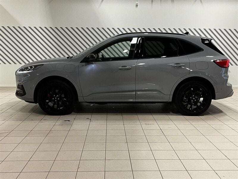 Begagnad Ford Kuga Business Edition 225 HK (165 kW) 2023 Grå/silver SUV