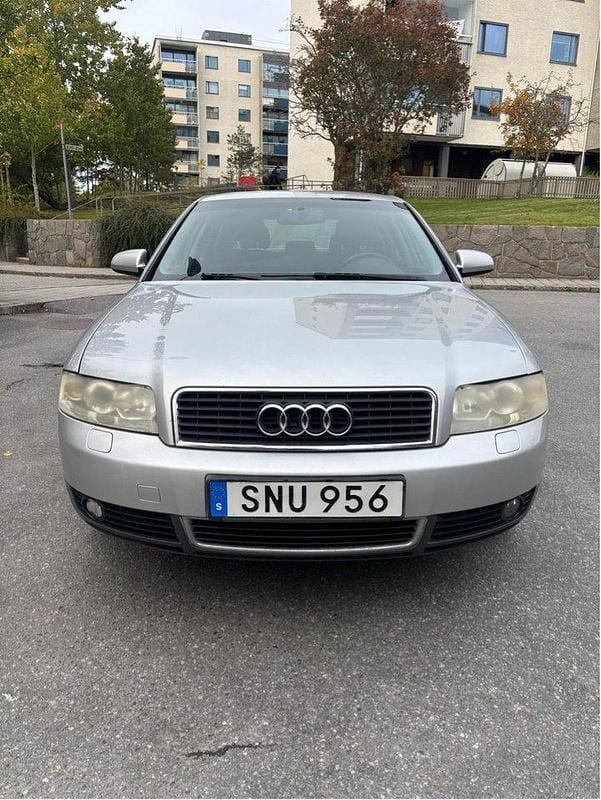 Silver Begagnad 2002 Audi A4 Sedan | 13 500 kr (Superpris) - Bild 1/3