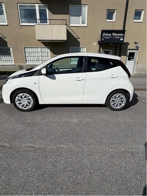 Vit Begagnad 2020 Toyota Aygo Halvkombi | 130 000 kr (Lite dyr) - Bild 1/4