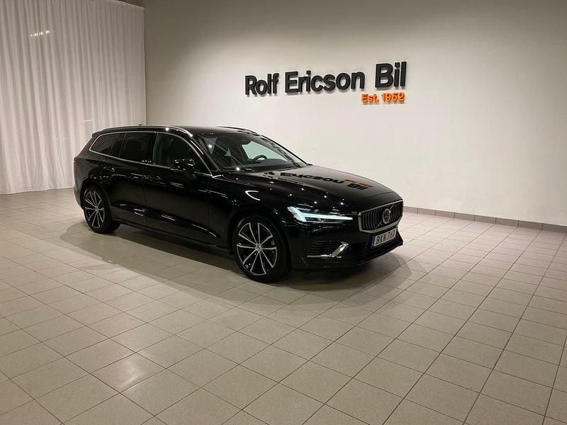 Svart Begagnad 2024 Volvo V60 Plus Kombi | 399 500 kr (Marknadspris) - Bild 1/4
