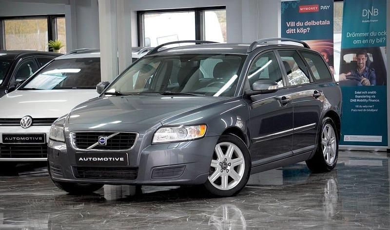 Grå Begagnad 2009 Volvo V50 Kinetic Kombi | 44 900 kr (Marknadspris) - Bild 1/4