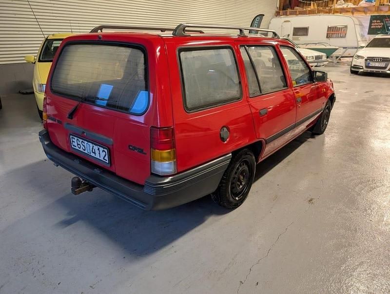 Begagnad Opel Kadett 75 HK (55 kW) 1990 Ljusröd Kombi