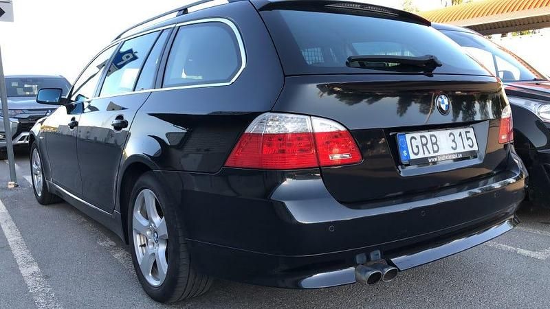 Svart metallic Begagnad 2008 BMW 530 Kombi | 69 000 kr (Superpris) - Bild 1/4