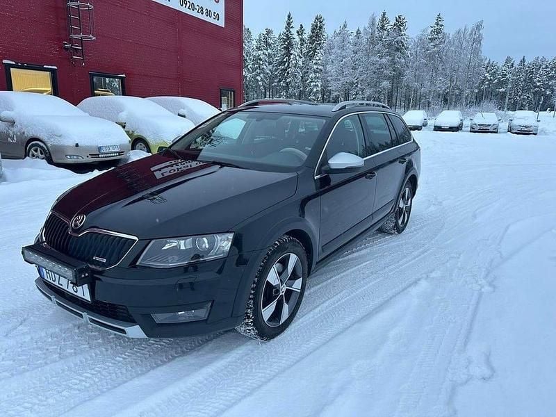 Svart Begagnad 2016 Skoda Octavia Scout Kombi | 144 900 kr (Marknadspris) - Bild 1/4