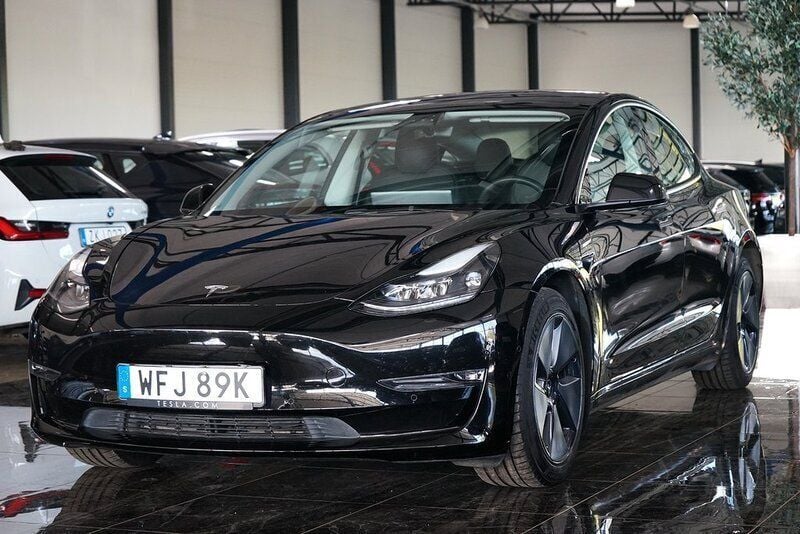 Svart Begagnad 2022 Tesla Model 3 Long Range Sedan | 319 500 kr (Bra pris) - Bild 1/4