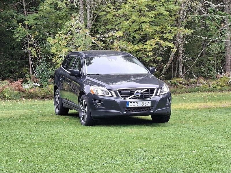 Grå Begagnad 2010 Volvo XC60 SUV | 79 000 kr (Marknadspris) - Bild 1/4