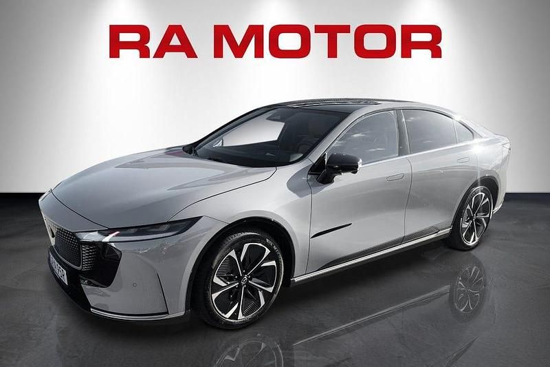 Grå Ny 2025 Mazda 6e Takumi-Line Sedan | 489 900 kr - Bild 1/4