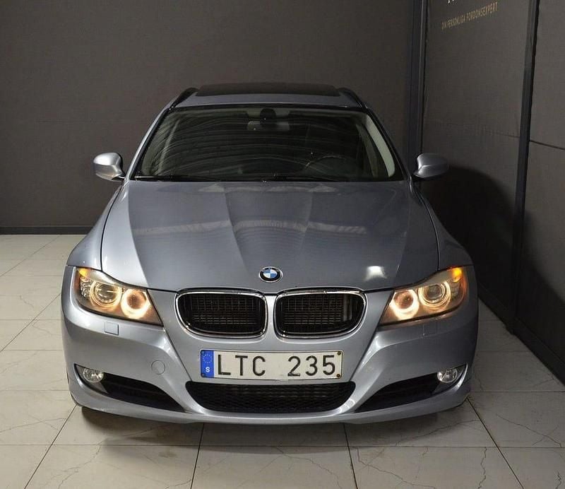 Ljusblå (blå) Begagnad 2011 BMW 320 Kombi | 74 900 kr (Marknadspris) - Bild 1/4