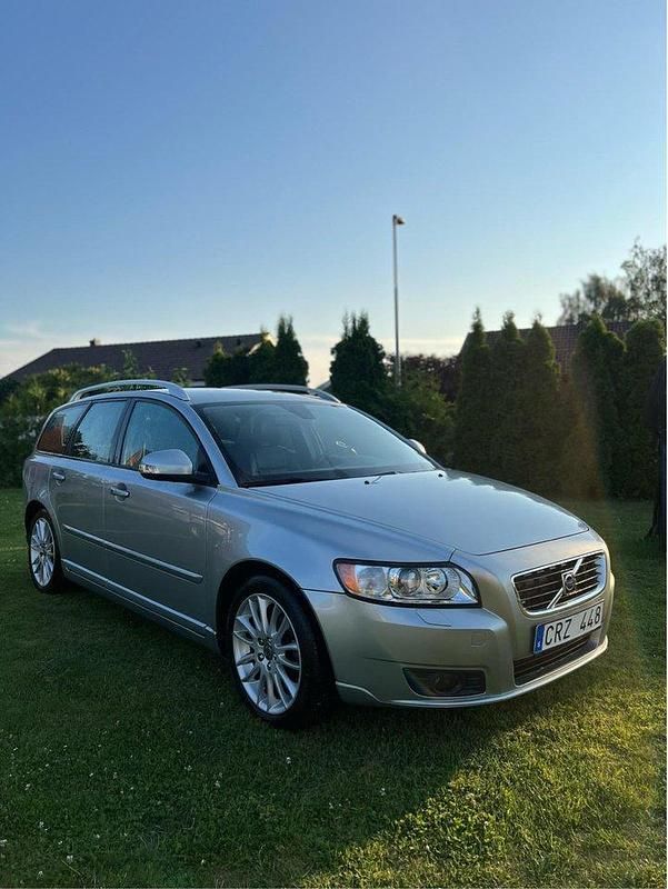 Silver Begagnad 2010 Volvo V50 Summum Kombi | 68 000 kr (Marknadspris) - Bild 1/4