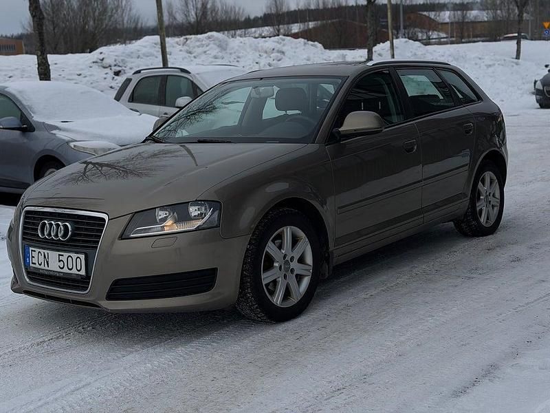 Begagnad Audi A3 Sportback Attraction 105 HK (77 kW) 2009 Ljusbrun Halvkombi